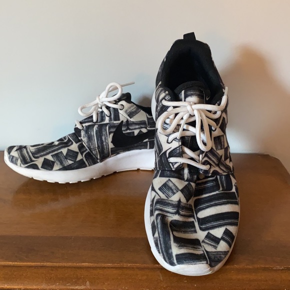 Nike Roshe Run - Picture 2 of 3